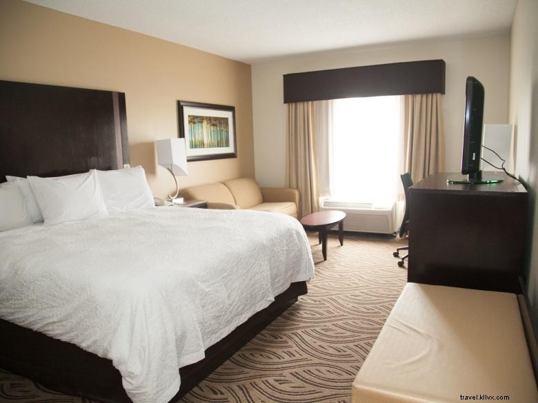 Hampton Inn & Suites Alpharetta – Modern Comfort & Friendly Service