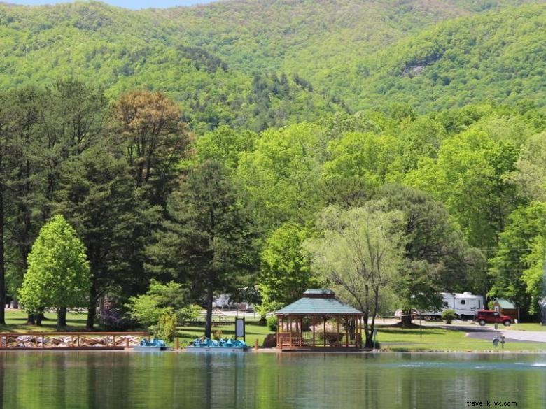 Bald Mountain Camping Resort: Scenic Lakeside Cabins & Mountain Views