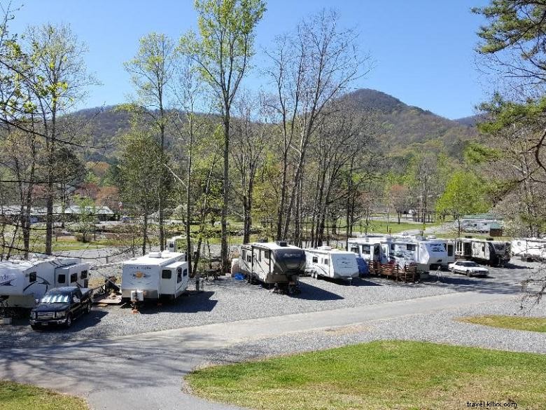Bald Mountain Camping Resort: Scenic Lakeside Cabins & Mountain Views