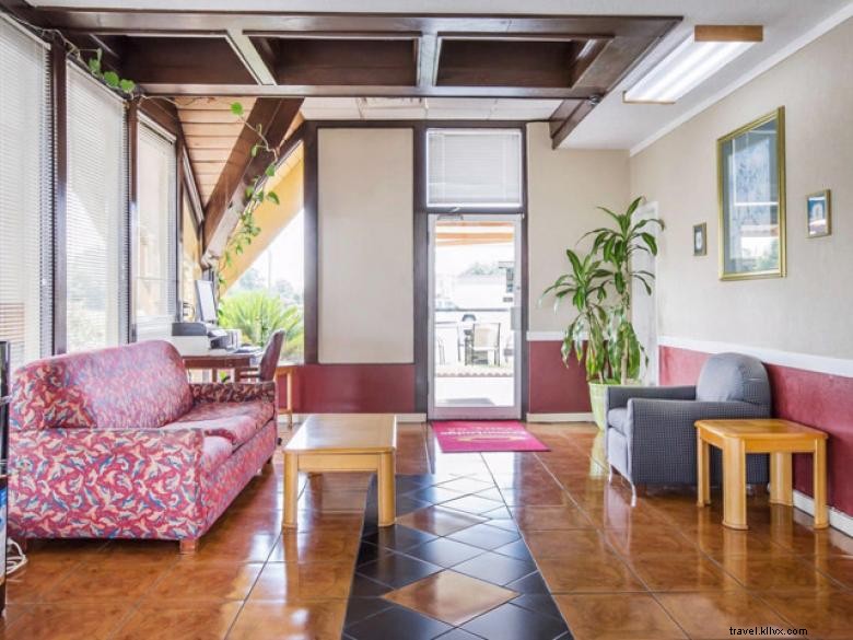 Econo Lodge Perry – Affordable Comfort & Reliable Service