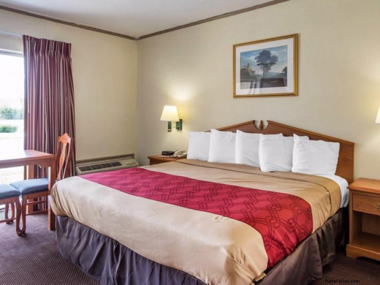 Econo Lodge Perry – Affordable Comfort & Reliable Service