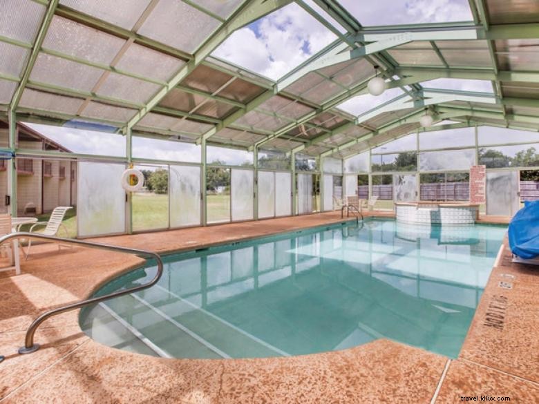 Econo Lodge Perry – Affordable Comfort & Reliable Service