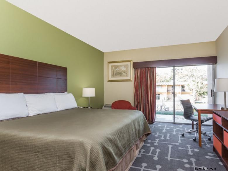 Howard Johnson by Wyndham Athens – Historic Heartland Hotel