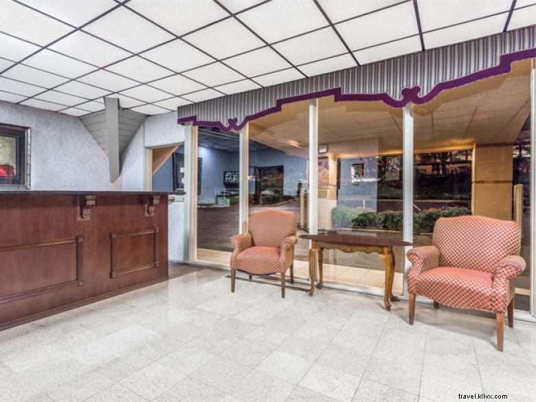 Howard Johnson by Wyndham Athens – Historic Heartland Hotel