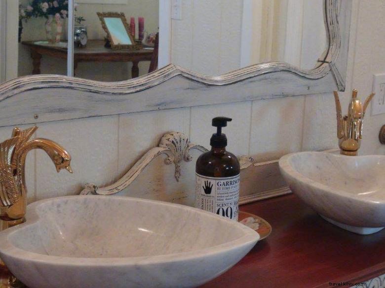 Daffodil Hill: Romantic Carriage House Suite – A Luxury Escape