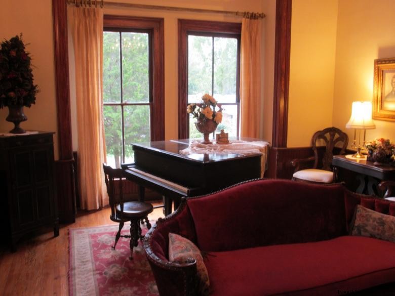 Adair Manor: Historic Bed & Breakfast Retreat