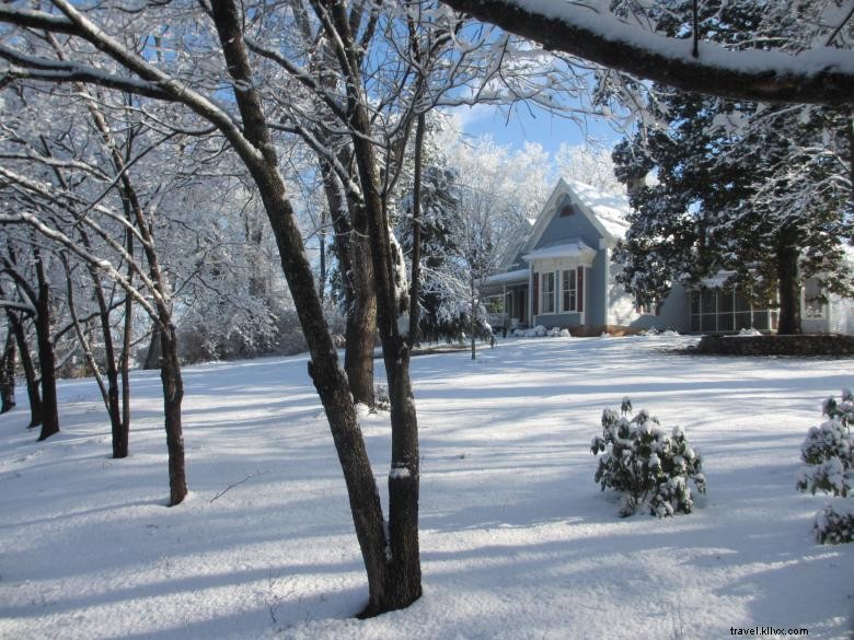 Adair Manor: Historic Bed & Breakfast Retreat