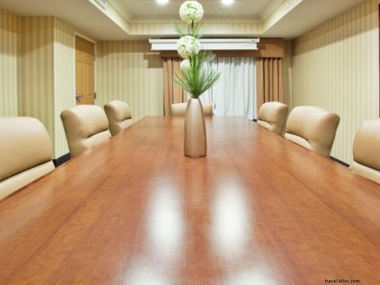 Staybridge Suites Savannah Airport – Pooler: Luxury Hotel, 1-Mile from Savannah Intl Airport