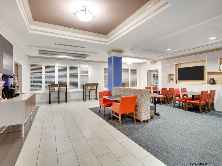 Holiday Inn Express & Suites Dublin – Modern Comfort & Convenient Location