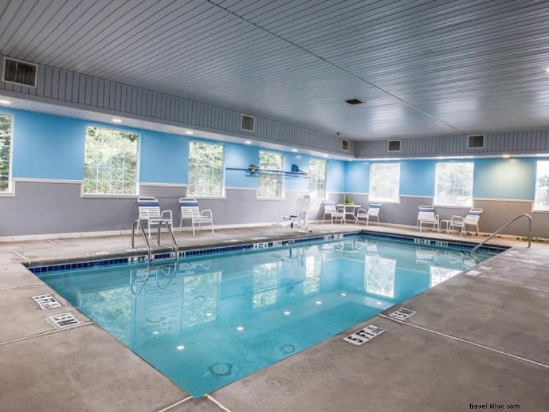 Red Roof Inn & Suites Madison: Comfort & Convenience Near Downtown