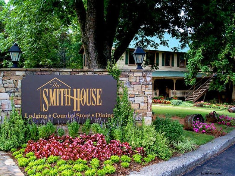 Smith House: Southern Elegance Meets Modern Design