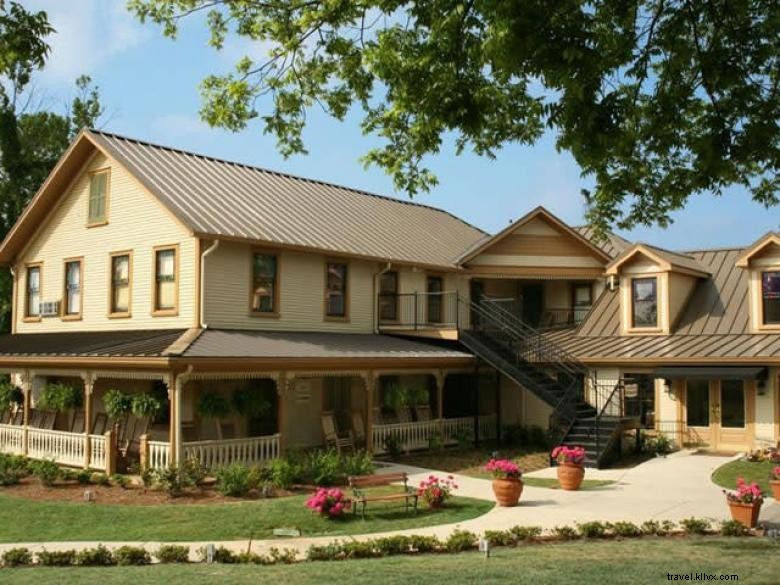 Smith House: Southern Elegance Meets Modern Design