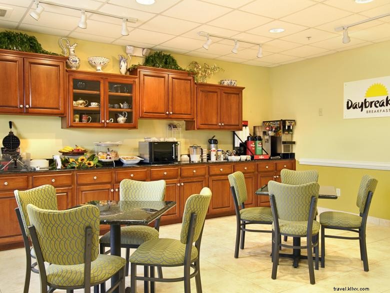 Days Inn & Suites by Wyndham – Savannah North I‑95, Port Wentworth: Comfortable & Convenient Stay
