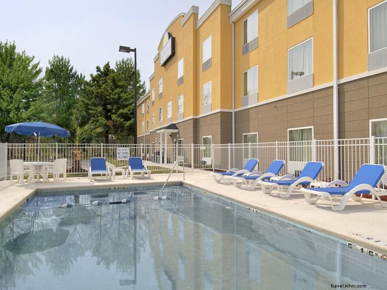 Days Inn & Suites by Wyndham – Savannah North I‑95, Port Wentworth: Comfortable & Convenient Stay