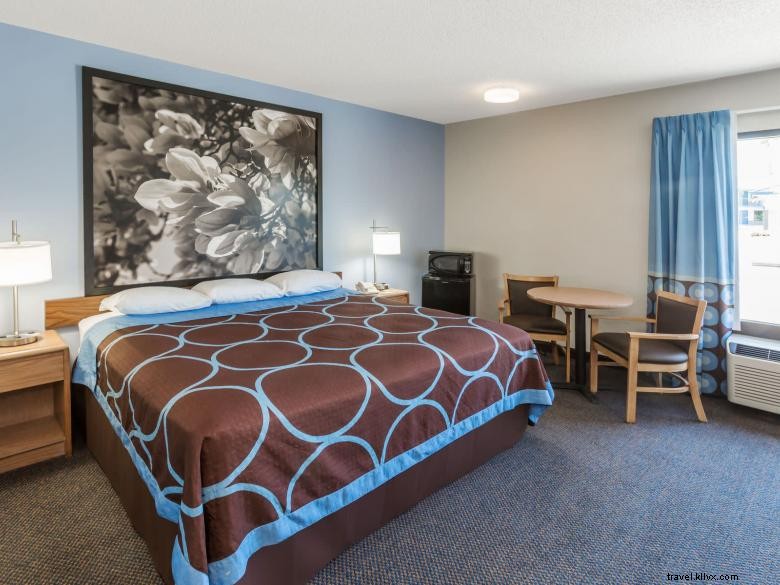 Super 8 by Wyndham Valdosta – Ideal for Conference Travelers