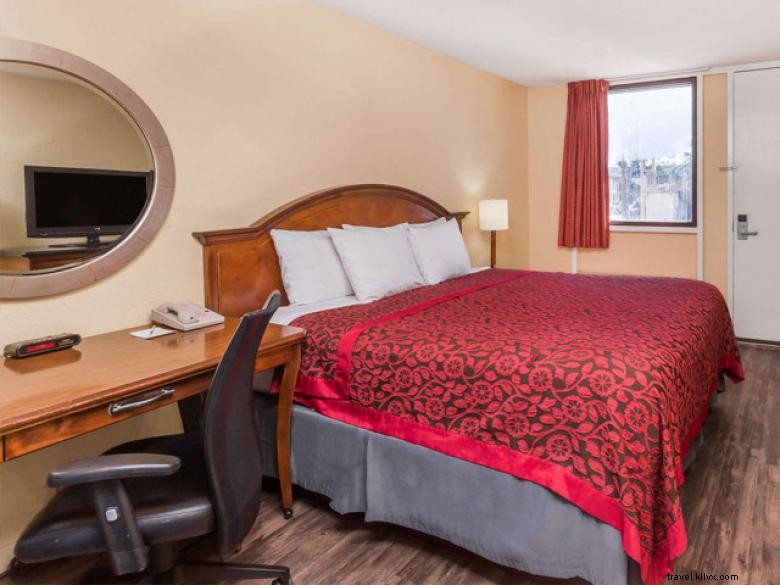 Days Inn by Wyndham College Park Airport – Convenient Stay Near Georgia International Convention Center