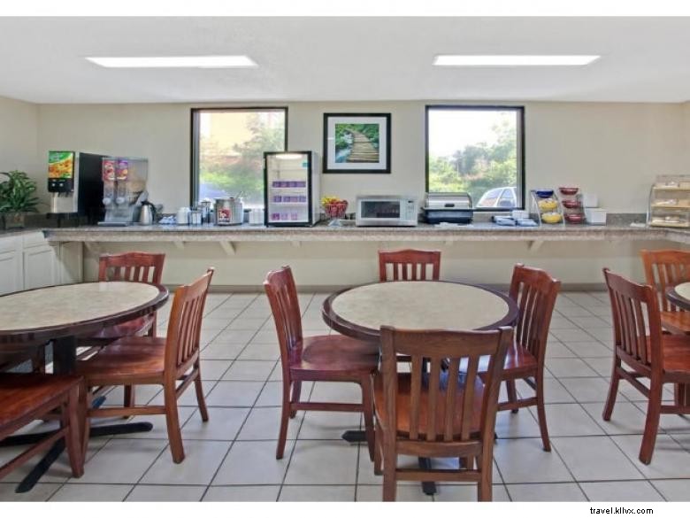 Days Inn by Wyndham College Park Airport – Convenient Stay Near Georgia International Convention Center