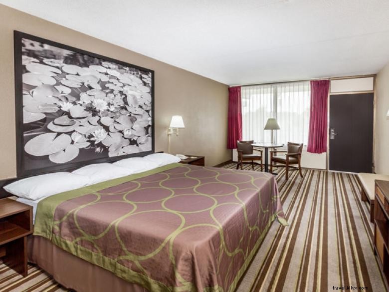 Stay Comfortably at Super 8 by Wyndham Valdosta Mall – Affordable & Convenient
