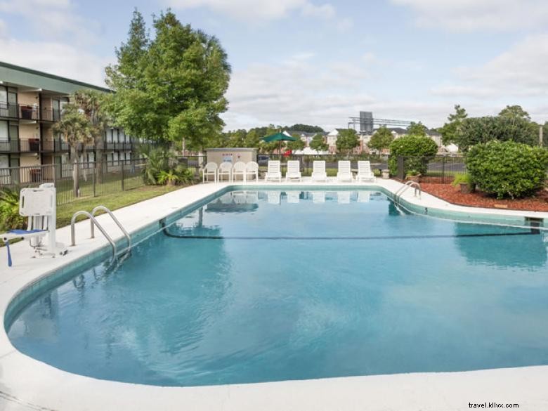 Stay Comfortably at Super 8 by Wyndham Valdosta Mall – Affordable & Convenient