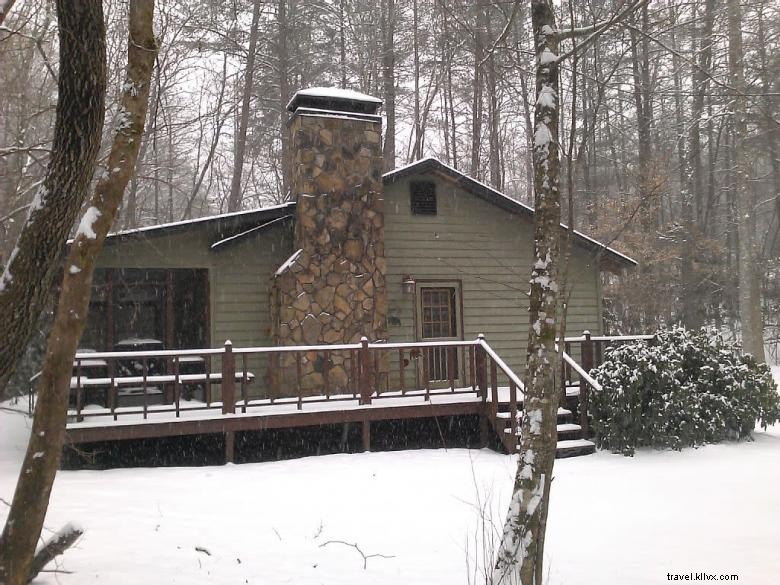 Mountain Retreat: Cozy Fireside Comfort in a Snowy Paradise