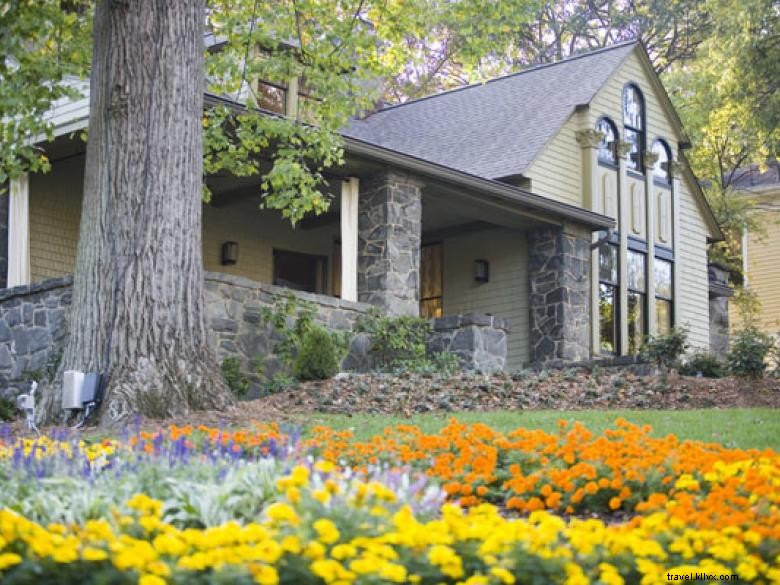 Stonehurst Place: Elegant Bed & Breakfast Retreat