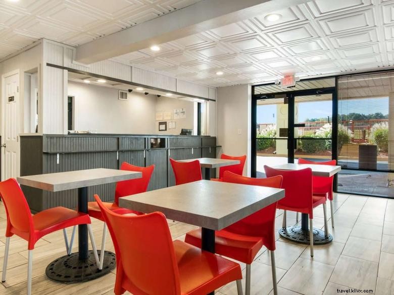 Econo Lodge Conyers – Budget-Friendly Comfort & On-Site Breakfast