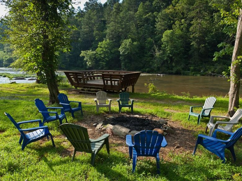 Morning Breeze Cabins: Relaxing Getaway with Hot Tub & Scenic River Views