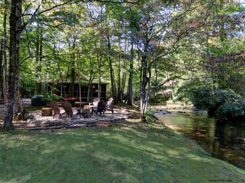 Morning Breeze Cabins: Relaxing Getaway with Hot Tub & Scenic River Views