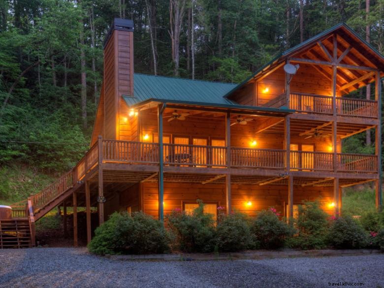 Morning Breeze Cabins: Relaxing Getaway with Hot Tub & Scenic River Views