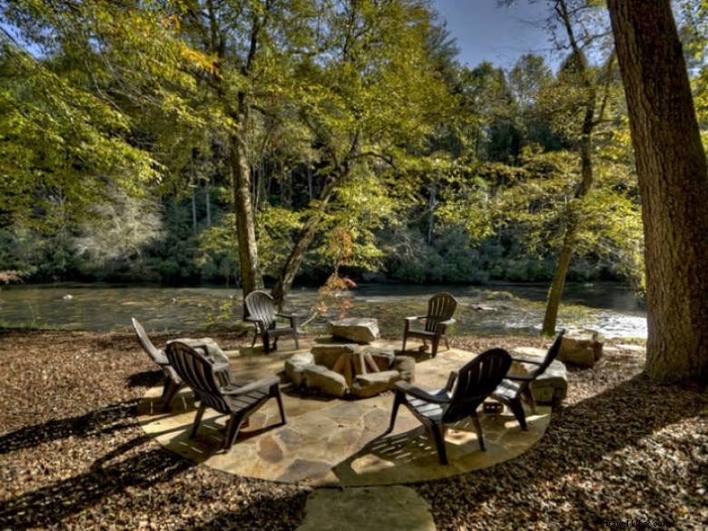 Morning Breeze Cabins: Relaxing Getaway with Hot Tub & Scenic River Views