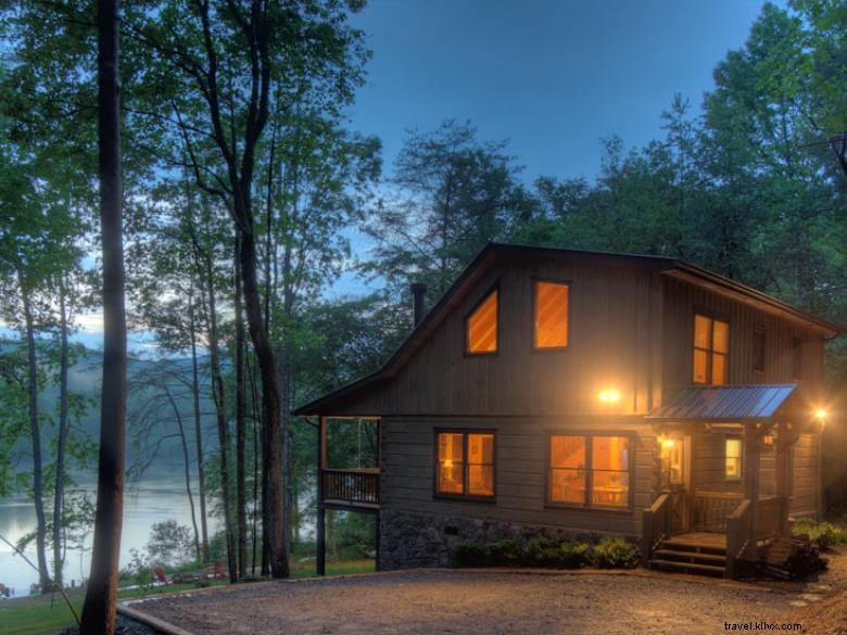 Morning Breeze Cabins: Relaxing Getaway with Hot Tub & Scenic River Views