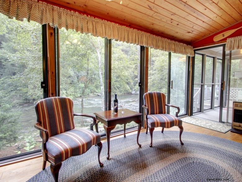 Morning Breeze Cabins: Relaxing Getaway with Hot Tub & Scenic River Views