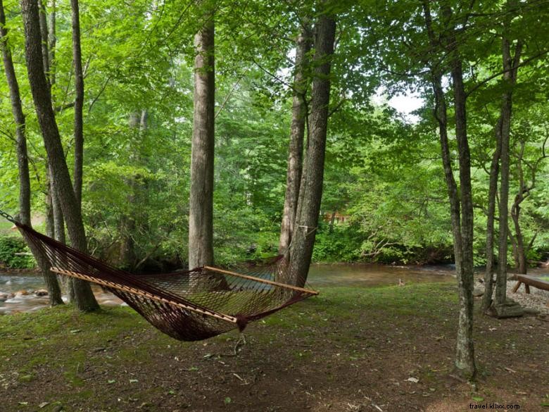 Morning Breeze Cabins: Relaxing Getaway with Hot Tub & Scenic River Views