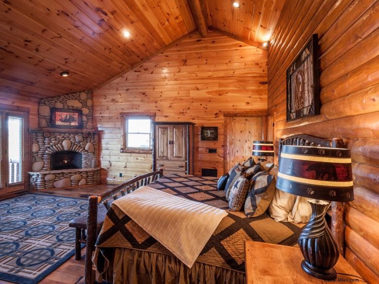 Morning Breeze Cabins: Relaxing Getaway with Hot Tub & Scenic River Views