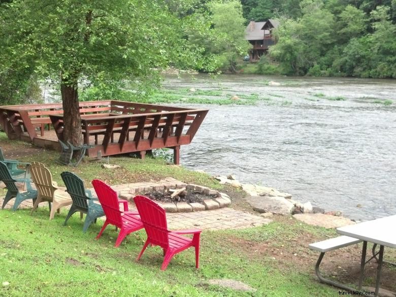 Morning Breeze Cabins: Relaxing Getaway with Hot Tub & Scenic River Views