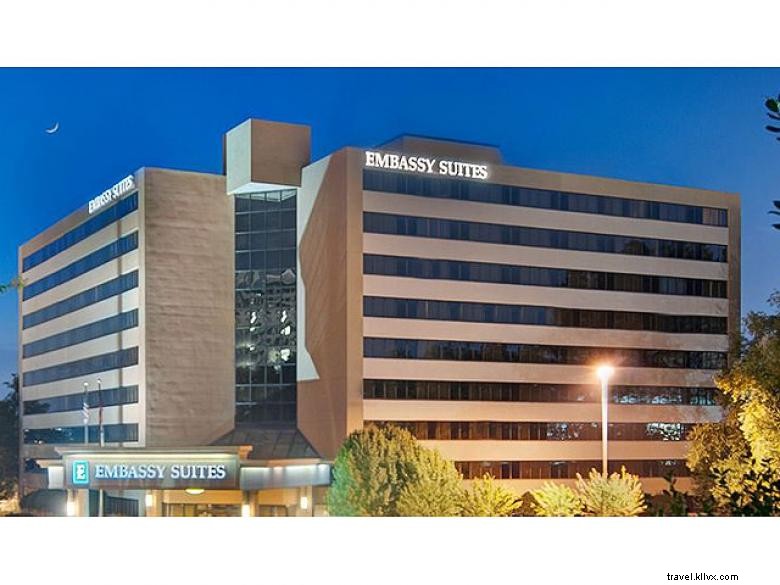 Stay in Comfort at Embassy Suites by Hilton Atlanta Galleria – Modern Luxury & Convenient Amenities