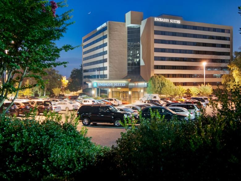 Stay in Comfort at Embassy Suites by Hilton Atlanta Galleria – Modern Luxury & Convenient Amenities