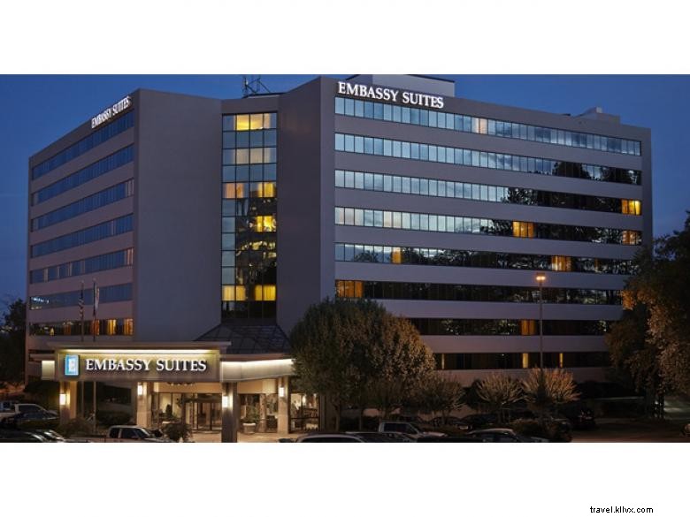 Stay in Comfort at Embassy Suites by Hilton Atlanta Galleria – Modern Luxury & Convenient Amenities