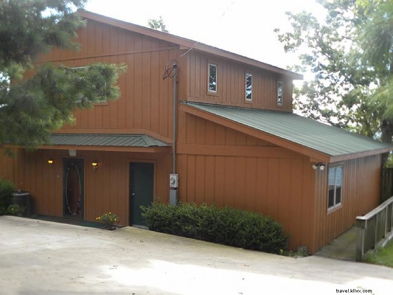 Above the Clouds Chalet: Luxurious Retreat in Northwest Georgia