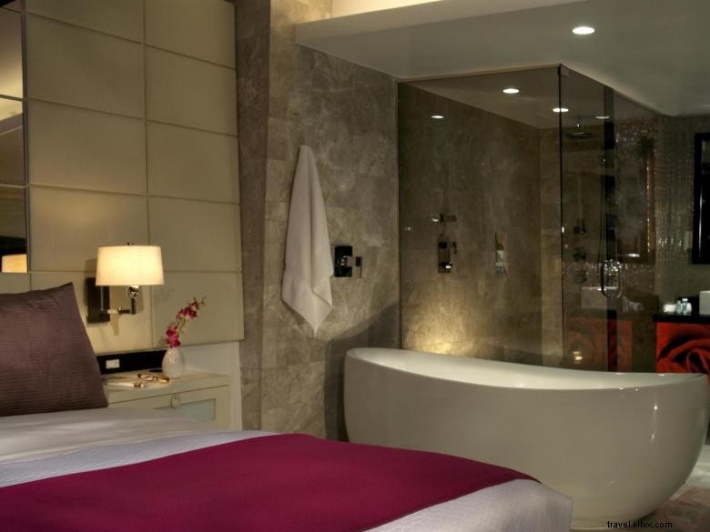 W Atlanta-Midtown: Elegant Guest Suites Near Whiskey Park