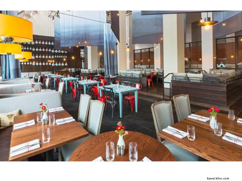 W Atlanta-Midtown: Elegant Guest Suites Near Whiskey Park