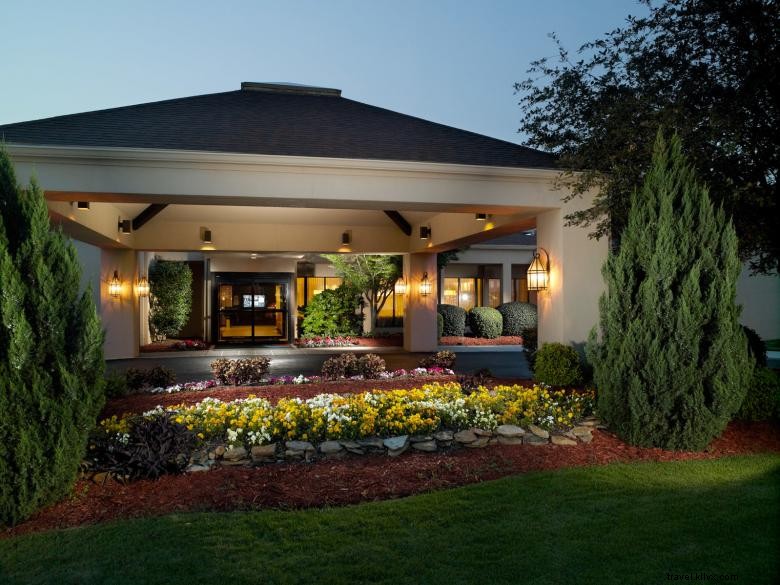 Courtyard Augusta: Luxury Suites & Theater Lounge