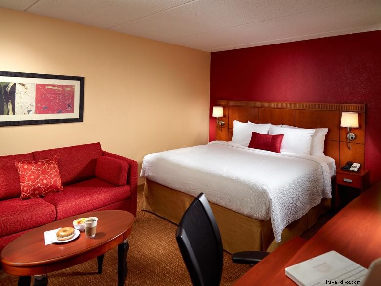 Courtyard Augusta: Luxury Suites & Theater Lounge