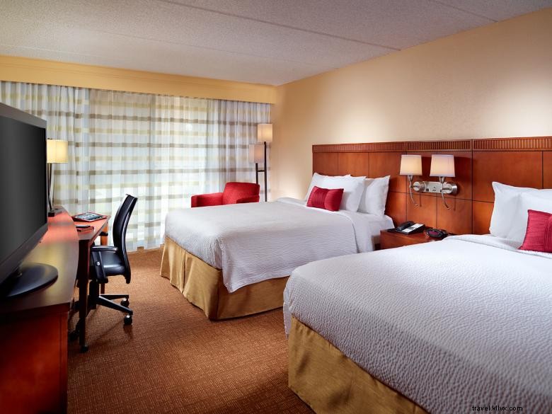 Courtyard Augusta: Luxury Suites & Theater Lounge