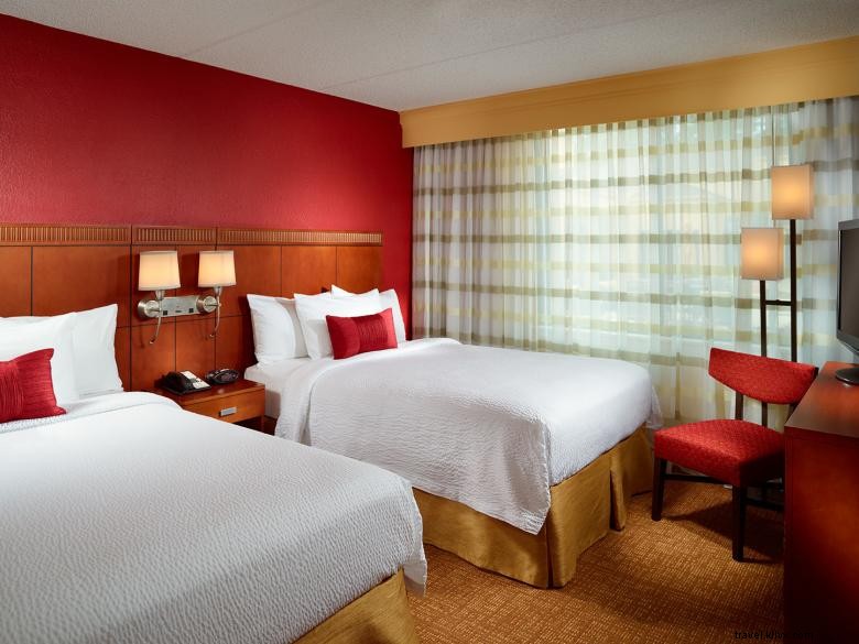 Courtyard Augusta: Luxury Suites & Theater Lounge