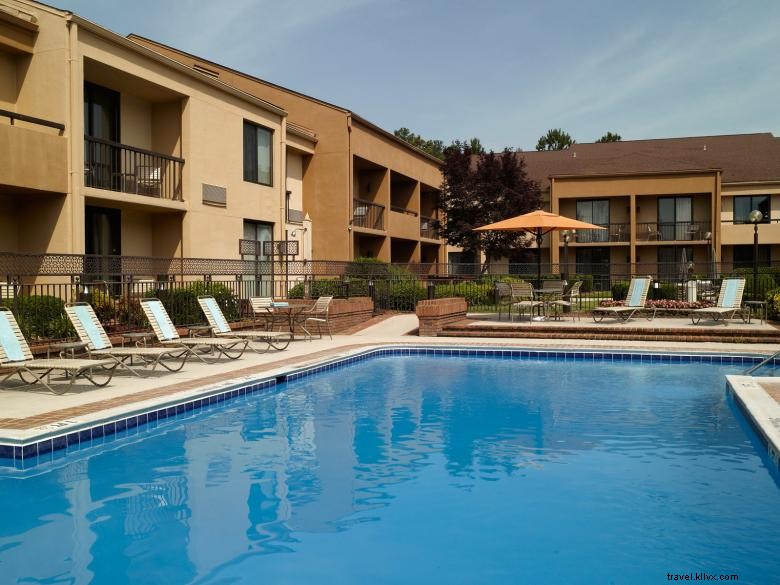 Courtyard Augusta: Luxury Suites & Theater Lounge