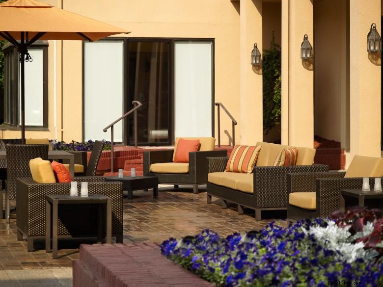 Courtyard Augusta: Luxury Suites & Theater Lounge