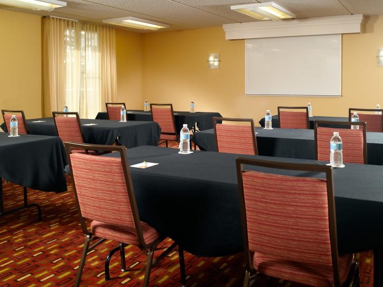 Courtyard Augusta: Luxury Suites & Theater Lounge