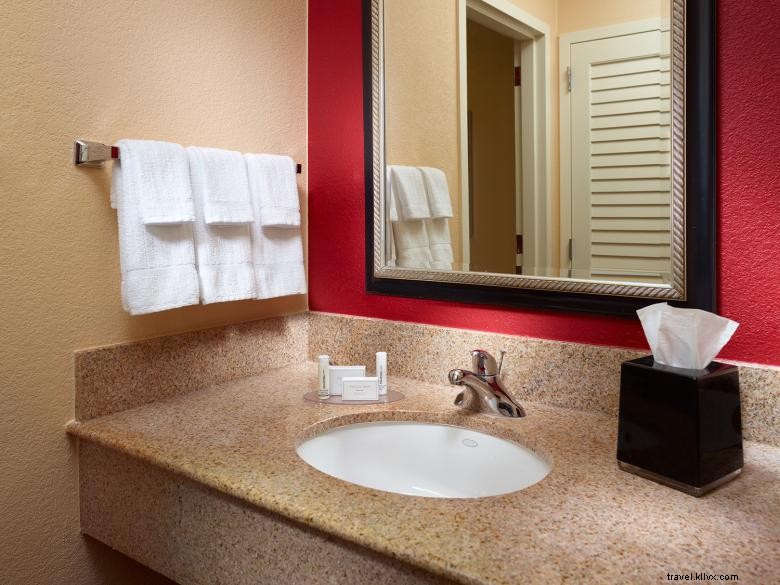 Courtyard Augusta: Luxury Suites & Theater Lounge