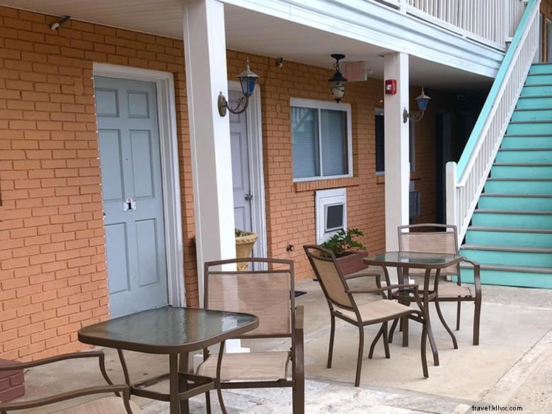 Atlantis Inn: Classic 1950s Beach Resort on Tybee Island